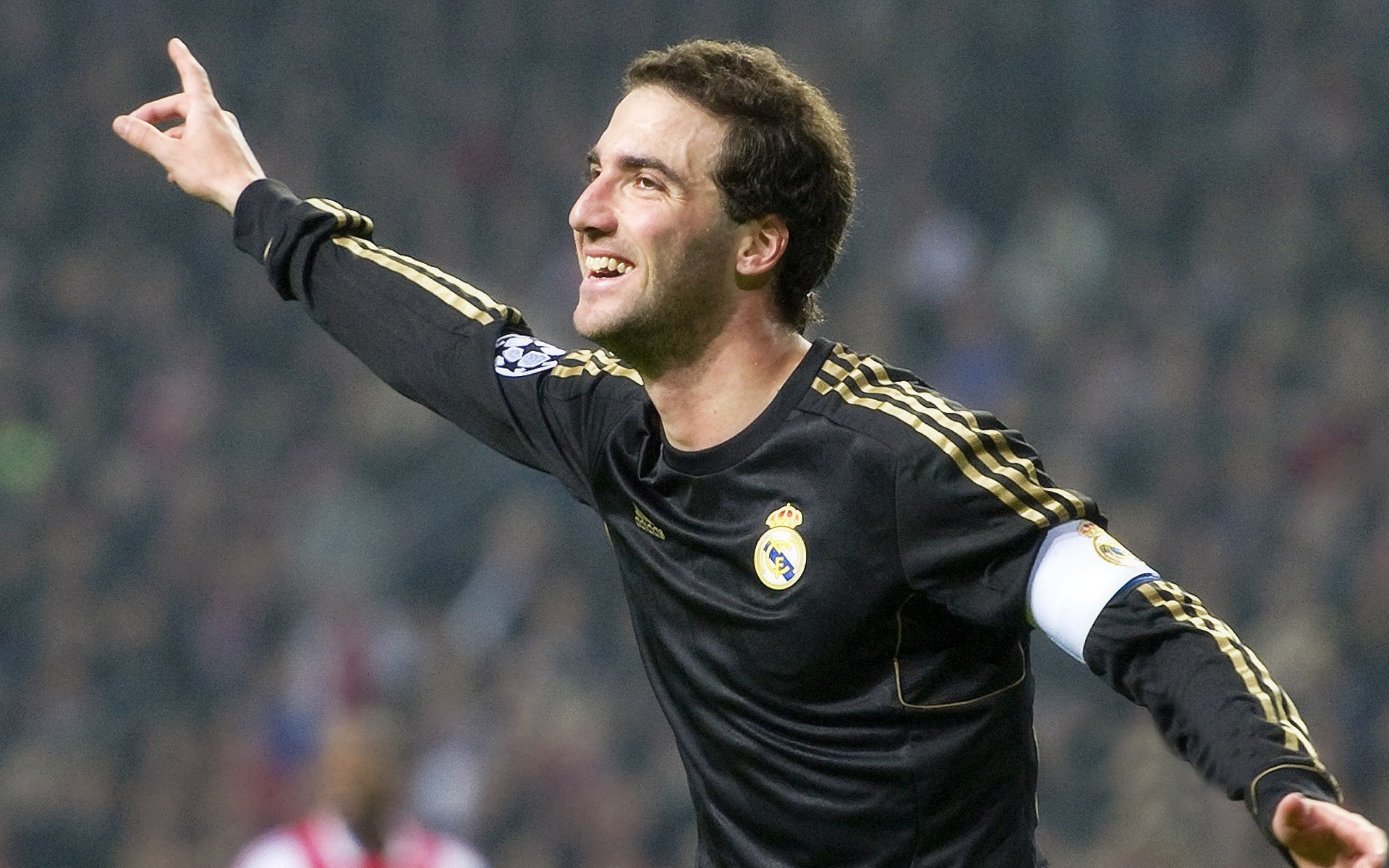 萨拉赫爆发破铁壁,AC米兰节奏掌控丹麦启示录